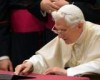 The Pope tweets for the first time blessing his online followers